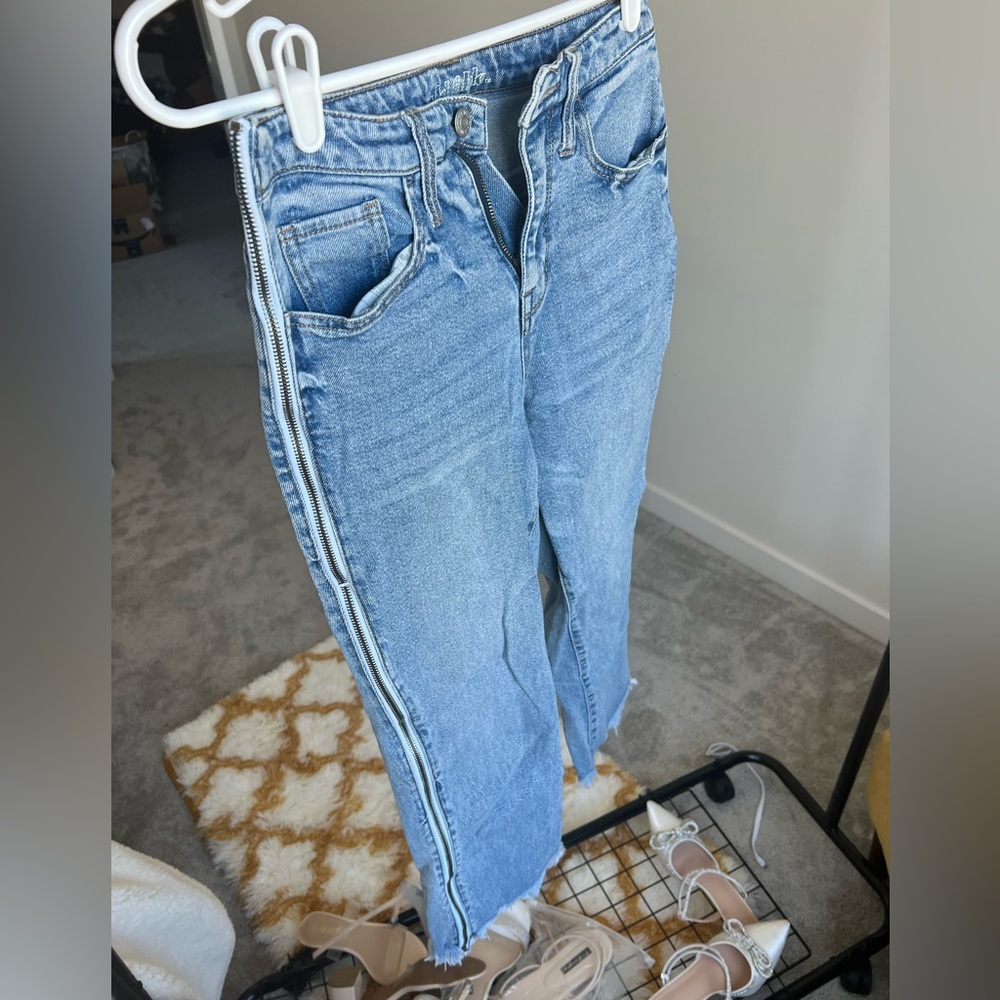 Ankle high blue jeans